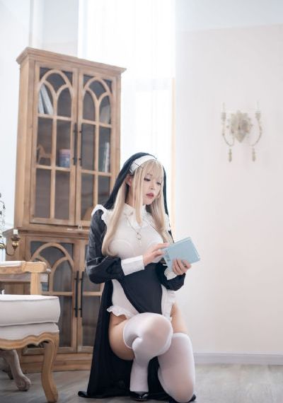 年轻的妈妈观看